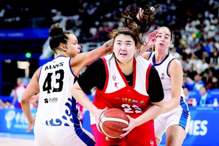 <br>          刘禹彤（中）将代表山西竹叶青酒女篮征战新赛季的WCBA联赛 本报记者 胡远嘉 摄<br><br>        