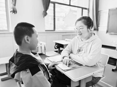 <br>          贺琛（右）说，选择了特教就是选择了倾情奉献。 图片由受访者提供<br><br>        