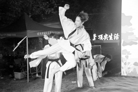           大学生表演跆拳道 本报记者 刘琴 摄        