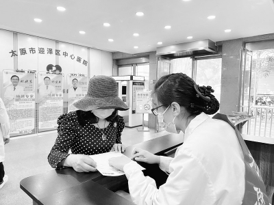           导诊员耐心解答患者疑问 图片由太原市迎泽区融媒体中心提供        