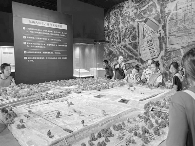           孩子们参观微缩东山古墓的全貌 图片由共青团晋源区委提供        