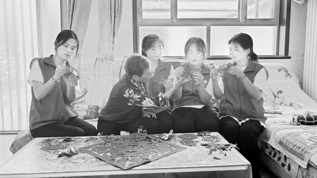           体验剪纸魅力 图片由山西应用科技学院团委提供        