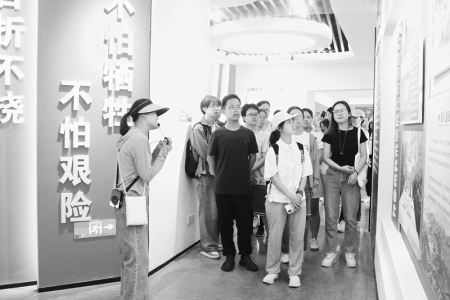 <br>          返乡大学生参观学习受教育 图片由团陵川县委提供<br><br>        