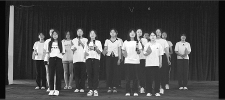 <br>          文艺汇演彰显青春面貌 通讯员 徐宁 摄<br><br>        