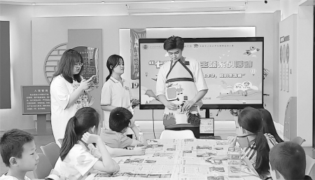 <br>          表演“围裙剧”,传递正能量。 图片由山西应用科技学院文化传媒学院提供<br><br>        