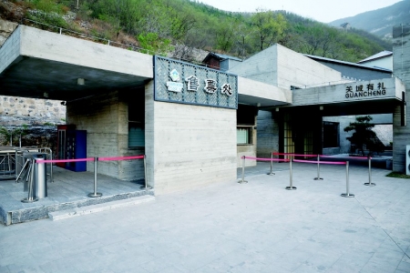 <br>          瀑布倾泻而下 本版图片除署名外均为资料图片<br><br>        