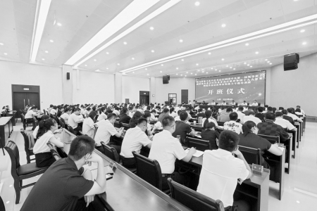 <br>          开班仪式现场本报记者 王钰钦 摄<br><br>        