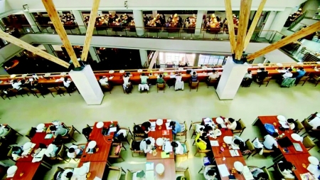 <br>          大家在图书馆安静地看书学习 图片由山西省图书馆提供<br><br>        