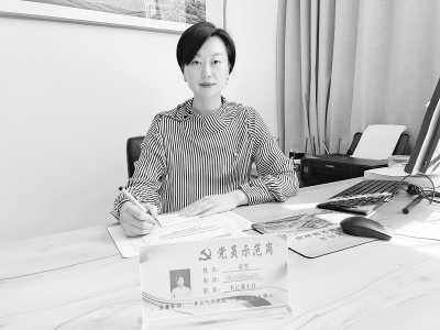 <br>          梁雪始终情系社区和居民 本报记者 孟存田 摄<br><br>        