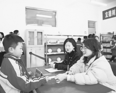 <br>          文水县刘胡兰镇学校“006号成龙小铺”揭牌现场<br><br>        