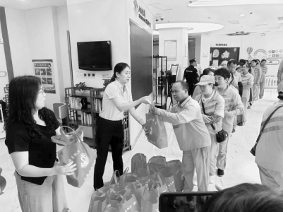 <br>          发放防暑降温用品<br><br>        