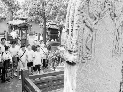 <br>          认真聆听讲解，感受历史的厚重。 图片由中国矿业大学力学与土木工程学院提供<br><br>        