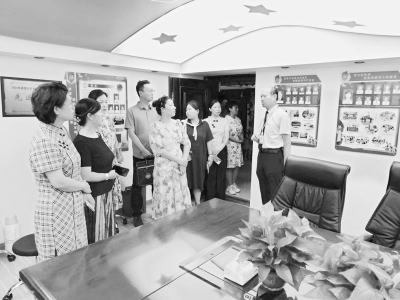 <br>          调研组一行就如何为患者提供更优质的安宁疗护服务进行交流 图片由通讯员 姚笑红提供<br><br>        