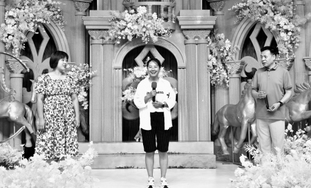 <br>          　七夕寻缘，邂逅浪漫。本报记者 刘琴 摄<br><br>        