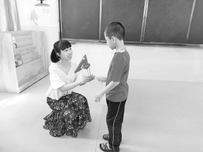 <br>          李林蔚（左）为困难家庭照进了一束希望的光 图片由受访者提供<br><br>        