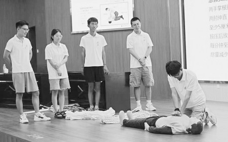 <br>          志愿者经过各类培训后，为赛会提供优质、专业的服务。<br><br>        