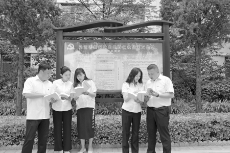 <br>          李莉用实际行动勉励青年们要以党的二十大精神为指引，做有理想、敢担当、能吃苦、肯奋斗的新时代好青年。<br><br>        