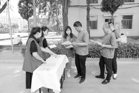 <br>          “我要尽心履职,努力作出青春贡献。”李莉说。<br><br>        