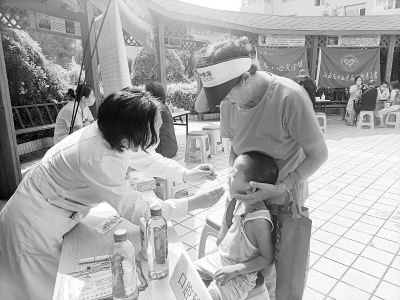 <br>          医疗团队为居民诊治 图片由共青团太原市尖草坪区委提供<br><br>        