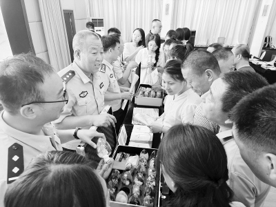 <br>          民警现场介绍毒品种类 图片由永济董村强制隔离戒毒所提供<br><br>        