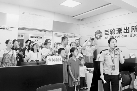           学生和家长参观派出所 本报记者 康乐 摄        