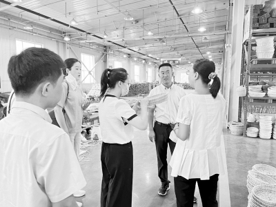 <br>          参观学习，走访调研。 图片由共青团广灵县委提供<br><br>        