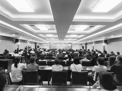 <br>          助学金发放仪式在阳泉市展览馆会议中心举办 图片由团阳泉市委提供<br><br>        