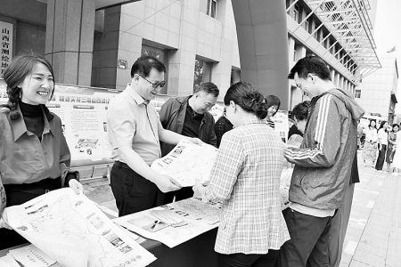 <br>          工作人员向过往群众广泛宣传《中华人民共和国测绘法》相关知识<br>图片由山西省测绘地理信息院提供<br><br>        