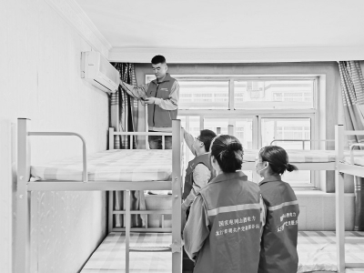 <br>          服务小组为小饭桌排查用电隐患 通讯员 赵翔 摄<br><br>        