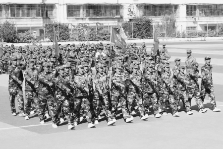 <br>          同学们步伐矫健、士气昂扬。 本报记者 刘琴 摄<br><br>        