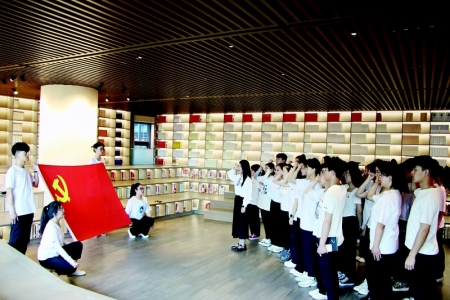 <br>          大学生在学习中提高理论修养 图片由山西省图书馆提供<br><br>        