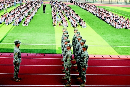 <br>          教官进行队形展示，飒爽身姿为全体师生做示范。 本报记者 刘琴 摄<br><br>        