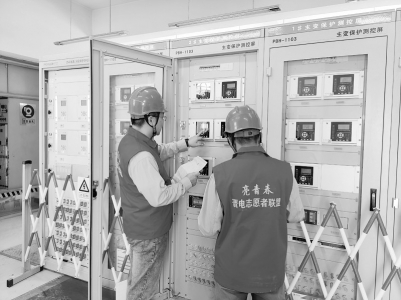 <br>          聚源公司青年员工进行2号主变保护调试工作 通讯员 郭嘉 摄<br><br>        
