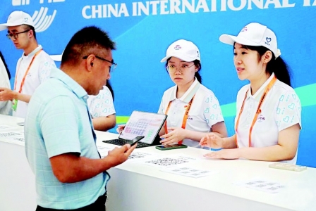 <br>          志愿者在国家会议中心为观众服务<br><br>        