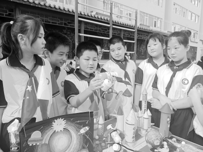           同学们边观看，边发出阵阵惊叹。        