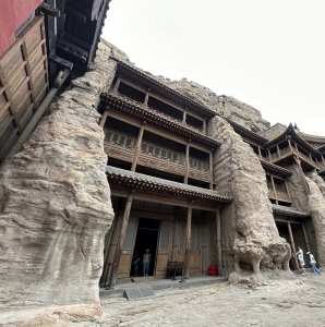 <br>          菩萨绽放着穿越千年的笑容<br><br>        