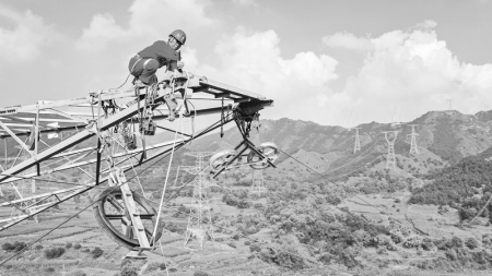 <br>          防冰改造工程作业现场，电力工人正在进行高空作业。 王浩 摄<br><br>        