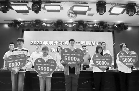 <br>          与会领导为受助学生代表发放助学金<br><br>        