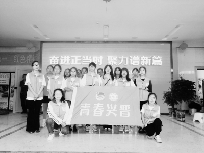 <br>          返乡大学生在实践中见证家乡发展 本版摄影 本报记者 陈晓平<br><br>        