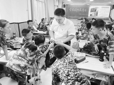           讲解员以实物展示讲解国防知识 图片由山西国民师范旧址革命活动纪念馆提供        