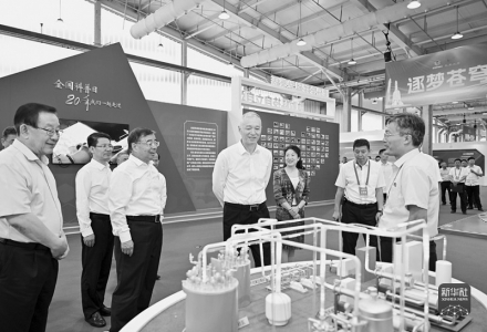               9月18日下午，中共中央政治局常委、中央书记处书记蔡奇来到北京首钢园，参加全国科普日主场活动。 新华社记者 殷博古 摄        