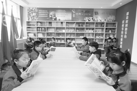           阳泉市盂县实验小学的孩子们在新建成的“小马书屋”认真读书        