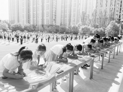           学生签名承诺 本报记者 康乐 摄        
