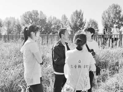 <br>              听乡亲们讲述家乡变化，感受三晋新村的勃勃生机。<br><br>        