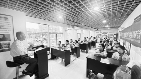 <br>          退伍老兵胡泽民为少先队员们讲述战斗经历 本报记者 康乐 摄<br><br>        