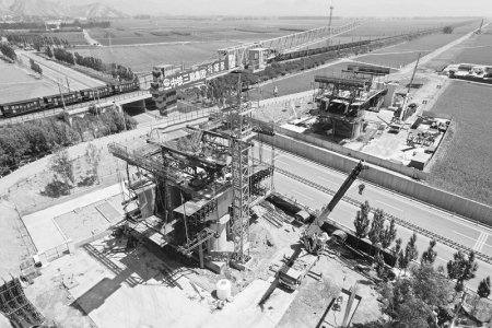 <br>          连续梁施工现场 图片由通讯员 董晓冬 提供<br><br>        