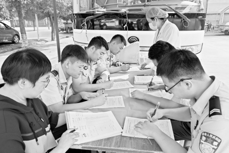 <br>          民警填写《无偿献血登记表》 图片由永济董村强制隔离戒毒所提供<br><br>        