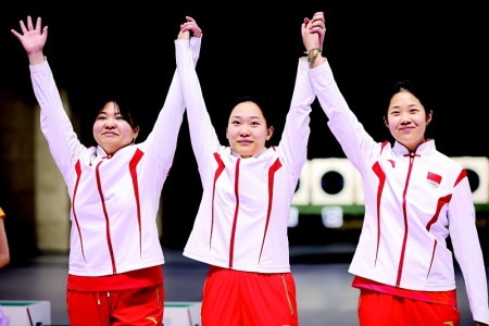 <br>          赵楠（中）是本次比赛中国射击队里年龄最小的队员 本报记者 胡远嘉 摄<br><br>        