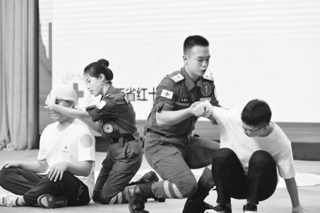 <br>          关爱生命，“救”在身边。本报记者王钰钦摄<br><br>        