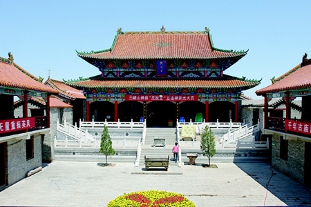 <br>          三嵕山神庙<br><br>        